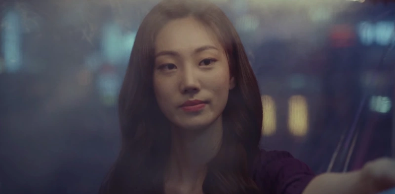 포장마차를 배경으로 긴 갈색머리외 아름다운 외모를 하고 있는 드라마 마스크걸의 김춘애