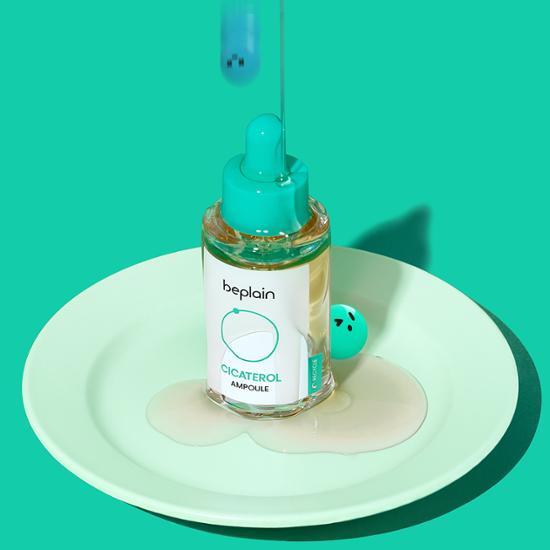 민트색 배경에 접시위에 올려진 세럼