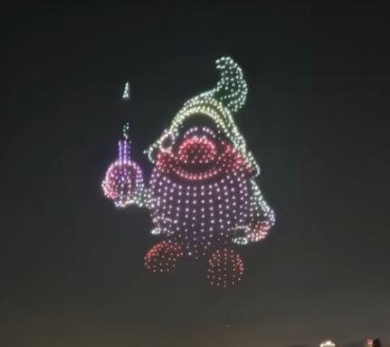 공연 시작 전 사람들로 가득한 잔디밭