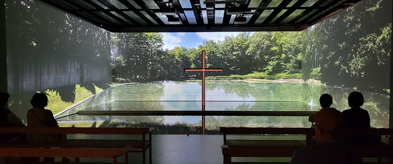 물의 교회를 재현해 전시함