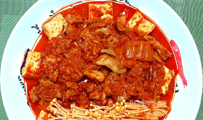 목살-천연재료를-넉넉하게-넣고-끓인-저염-저당-묵은지-김치찌개