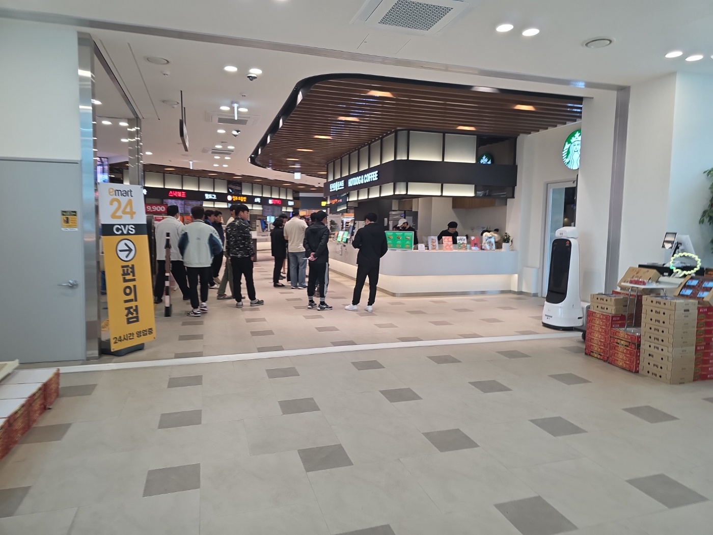 푸드코트 내부 대기 줄