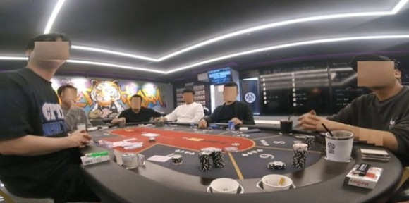 불법도박 홀덤펍 업소 단속현장. [사진=뉴시스]