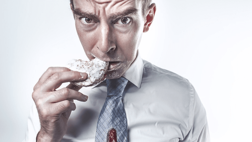 남성이 쿠키를 입에 물고 있다