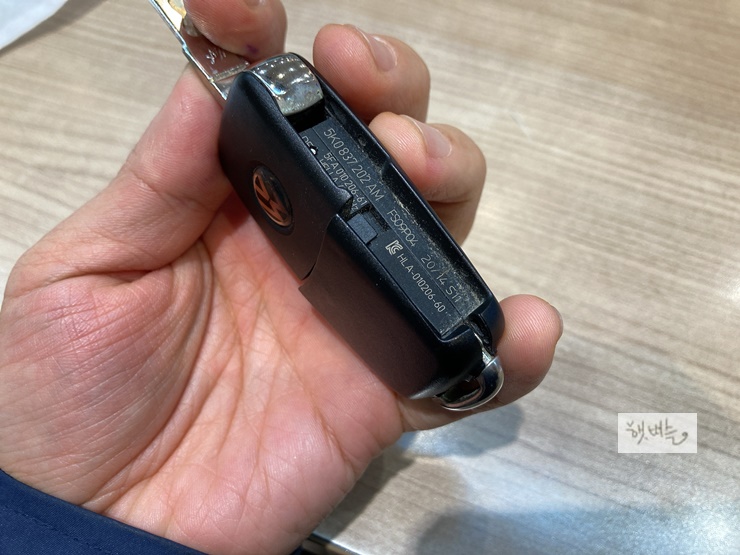 폭스바겐 차량 리모컨 전지 교환 방법