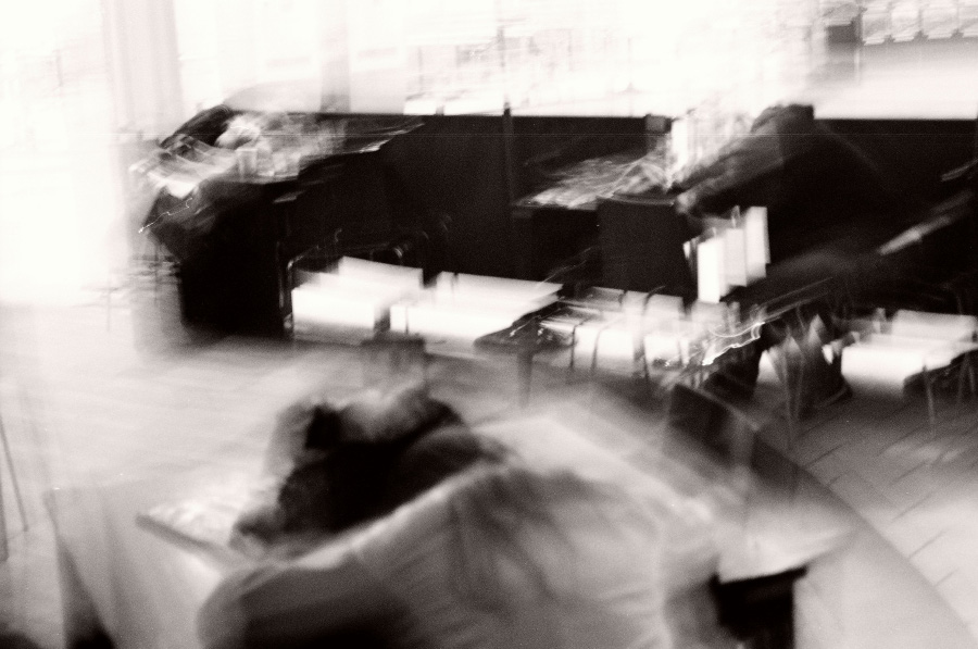 갑자기 어지러워서 눈으로 보이는 사물들이 다 선명하게 보이지를 않고 어지럽게 보이는 것을 형상화 한 사진