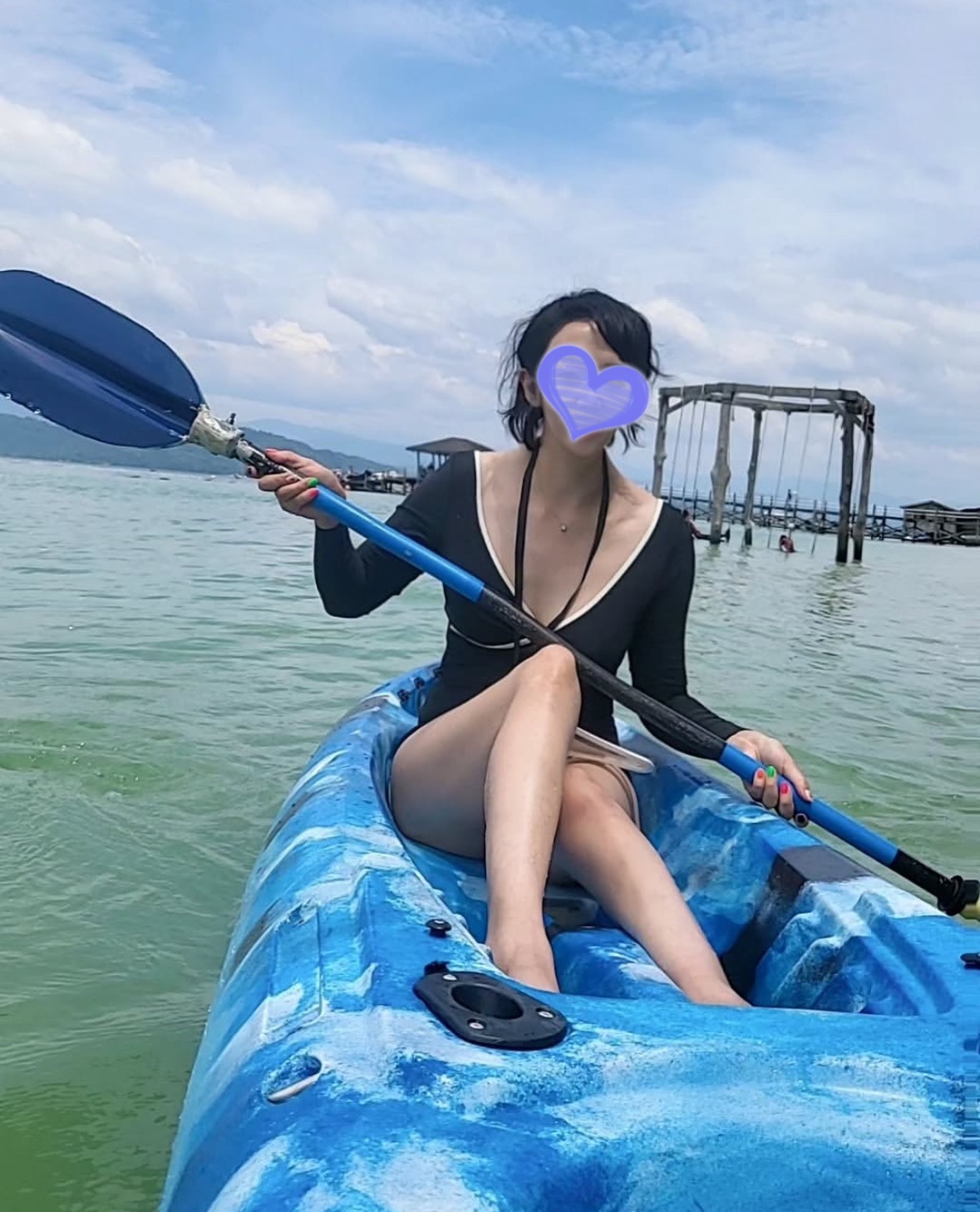 코타키나발루 섬투어 카약 체험 중, 푸른 바다 위에서 노를 젓는 모습