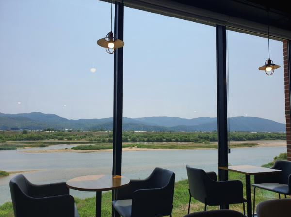 커피 마시며 보는 낙동강 모습