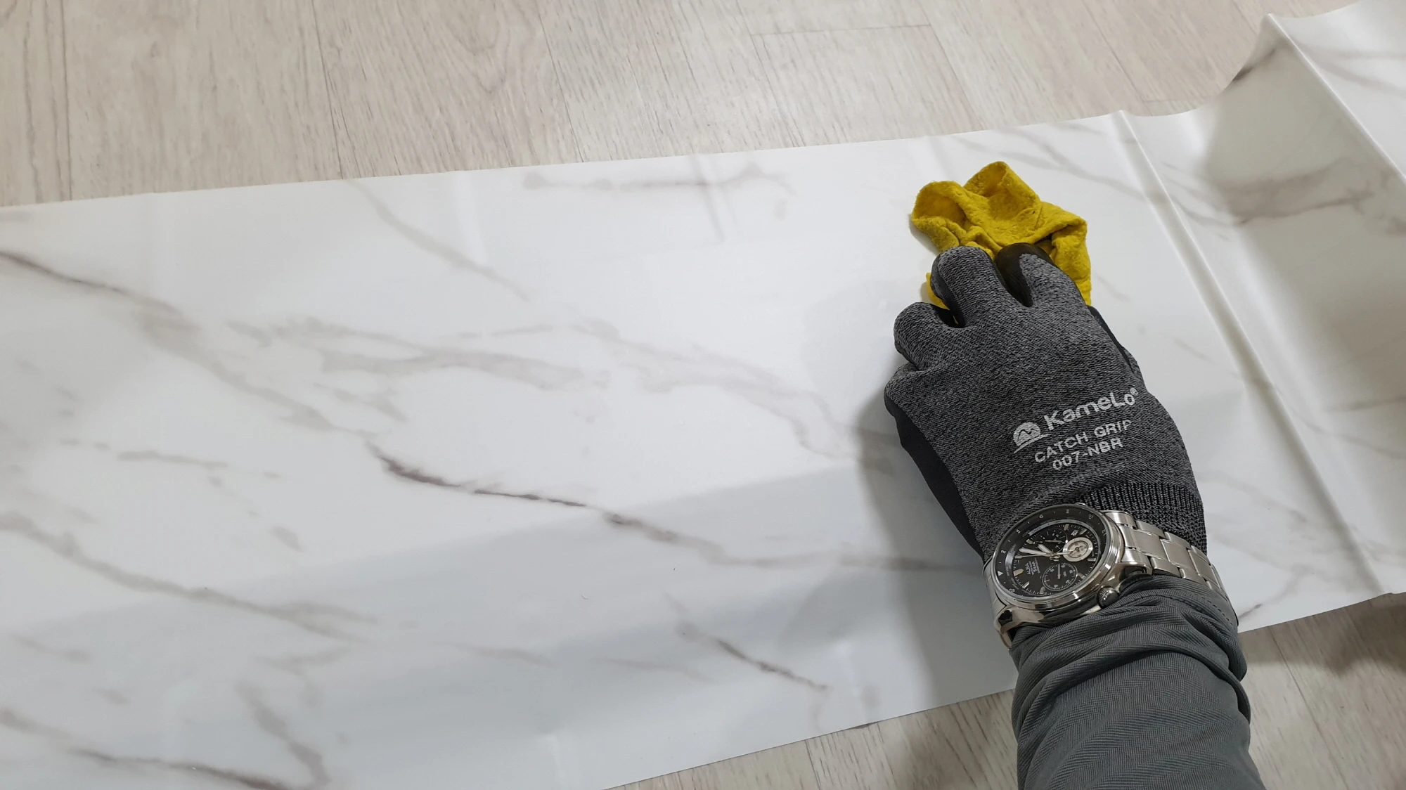 시트지 붙이는 모습