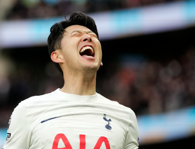 경기에서 즐거운 모습을 보이는 사진