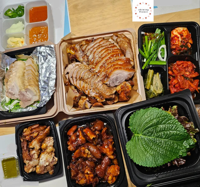 양념장,보쌈1인분,족발2~2.5인분,보쌈김치와 쌈채소,미니족,미니양념족