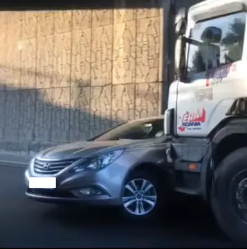 보복운전으로 차를 들이밀고 있는 화물차