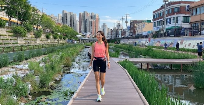 주말 성북천 산책길을 느긋하게 걷고 있는 사람