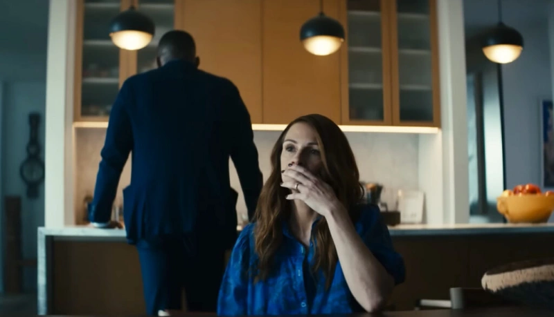 두 가족이 식탁에서 서로 등지고 있는 리브 더 월드 비하인드