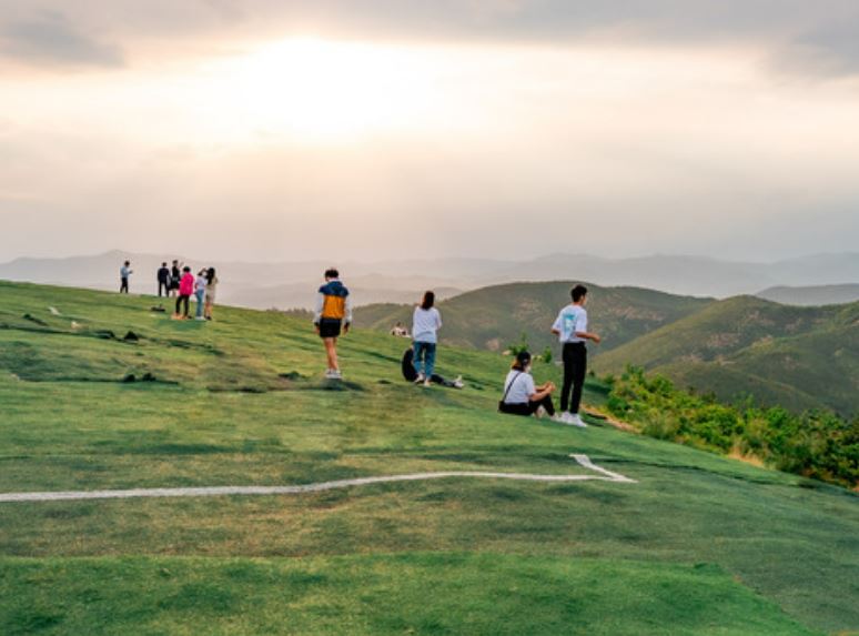 산정상에 많은 사람들이 있다