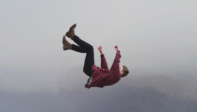 땅에 떨어지는 모습