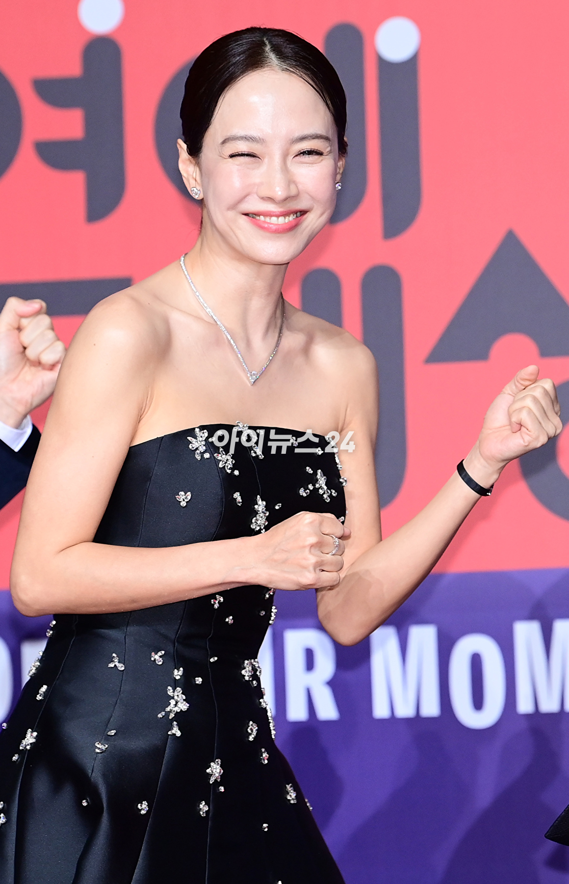 배우 송지효가 30일 오후 서울 마포구 상암 SBS 상암프리즘 타워에서 열린 '2023 SBS 연예대상' 시상식에 참석하고 있다. [사진=정소희 기자]