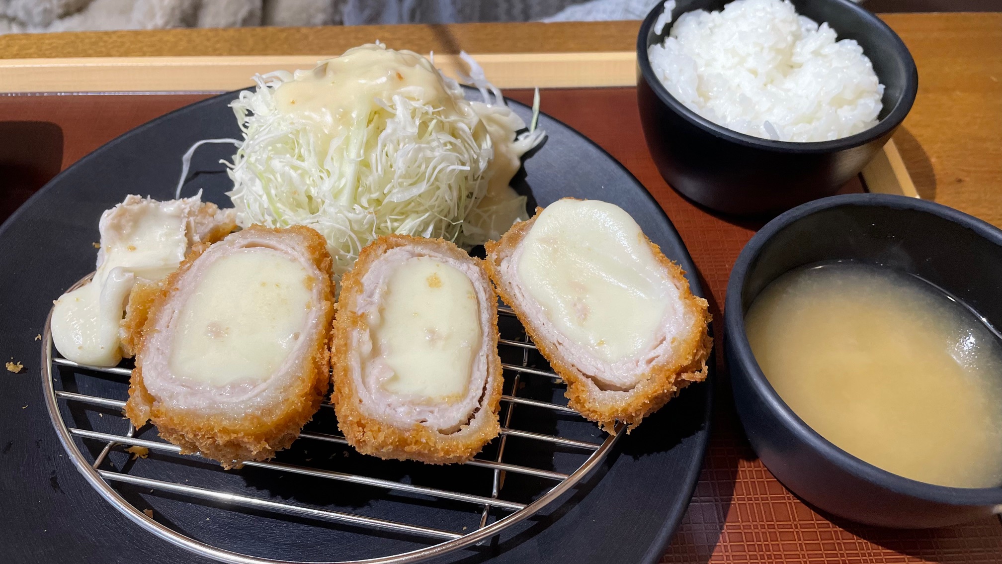 연돈 치즈까스 : 15,000원 치즈 사르륵