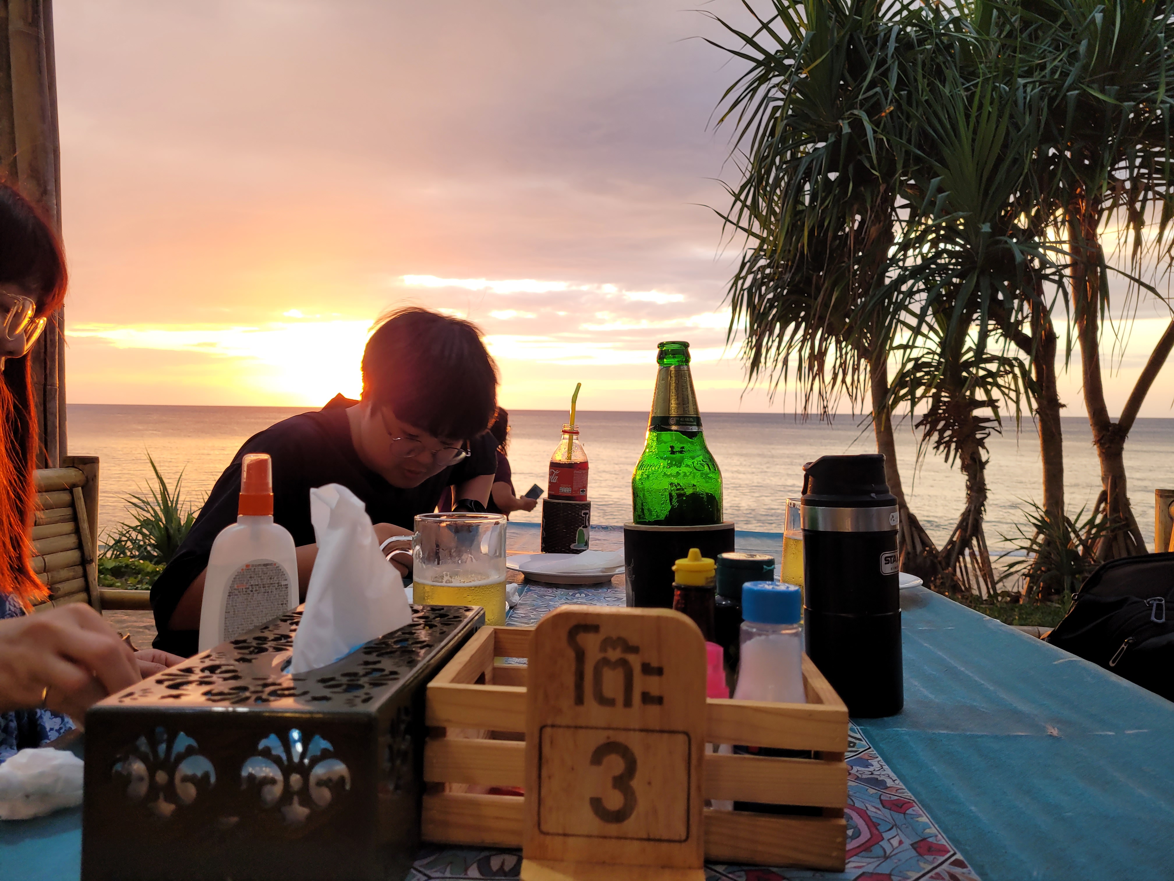 석양을 보며 음식을 먹는 모습