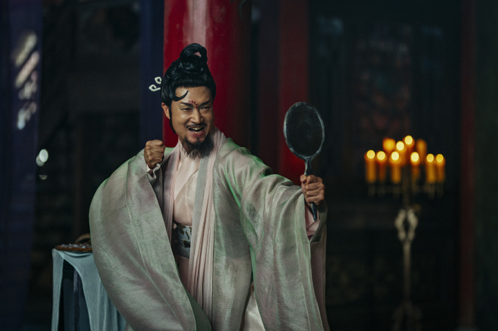 거울을들고있는청운,조우진