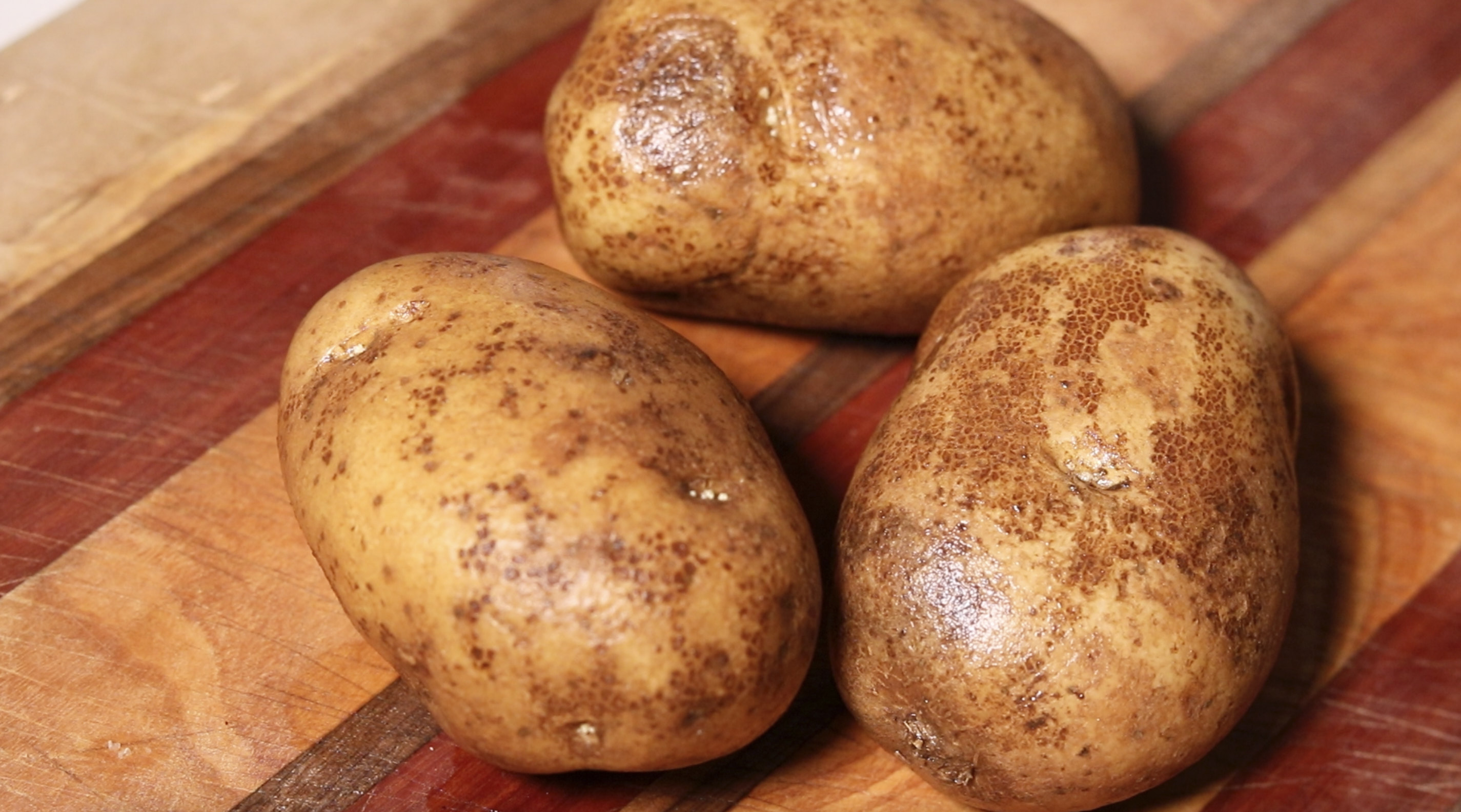 2. 감자는 껍질 벗겨 썰은 후 물에 담가주세요. 
그대로 두면 감자가 어두워져요 :)
