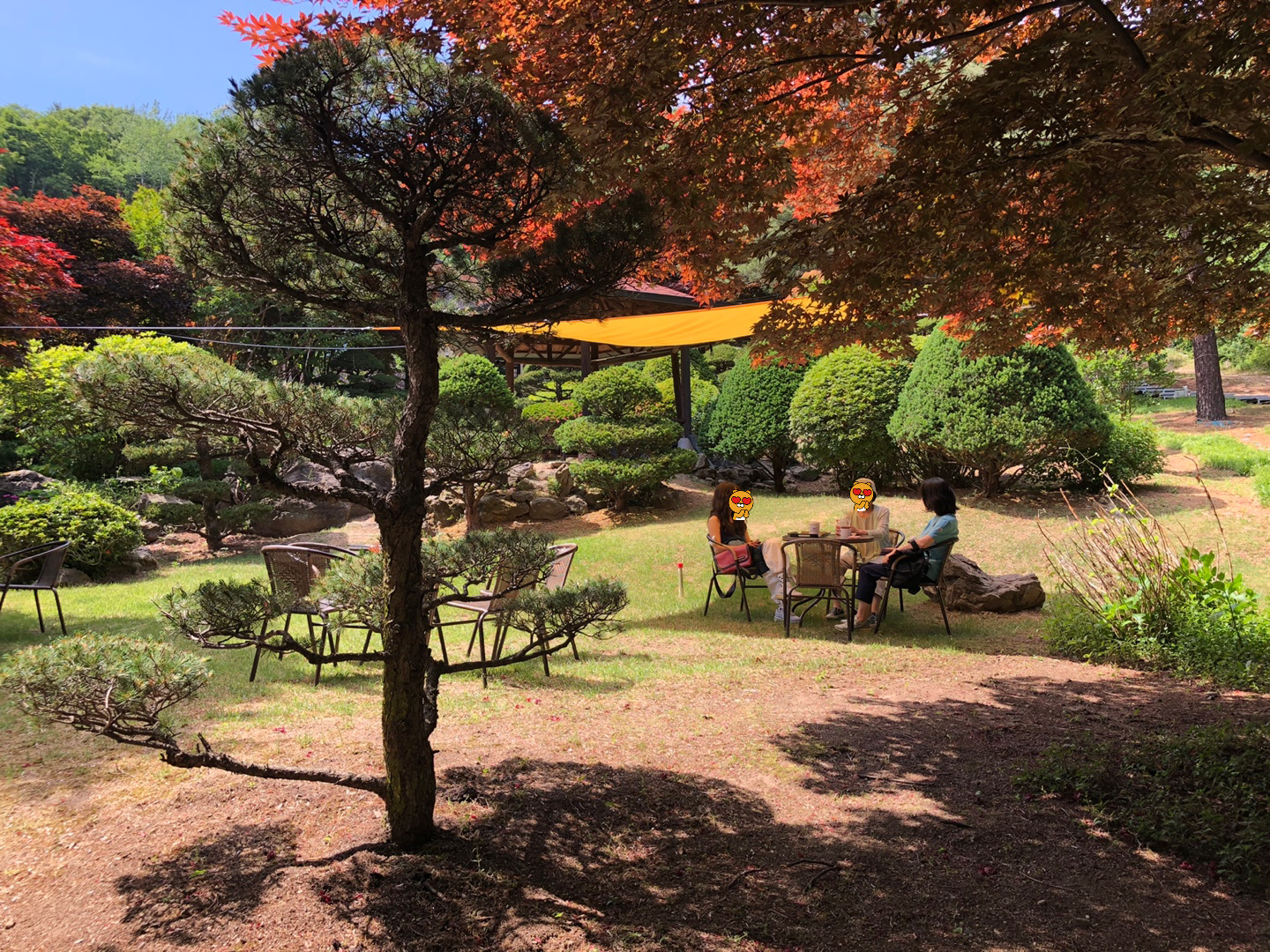 우드페커-야외좌석-한가로운티타임