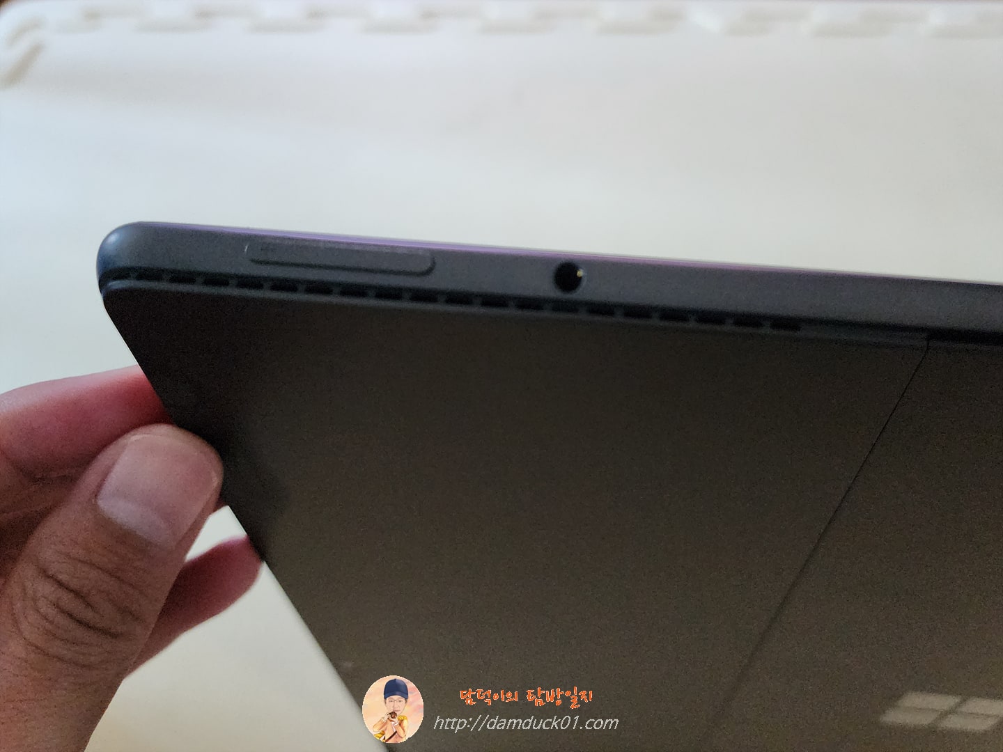 볼륨조절 버튼 + 3.5파이 이어폰 단자