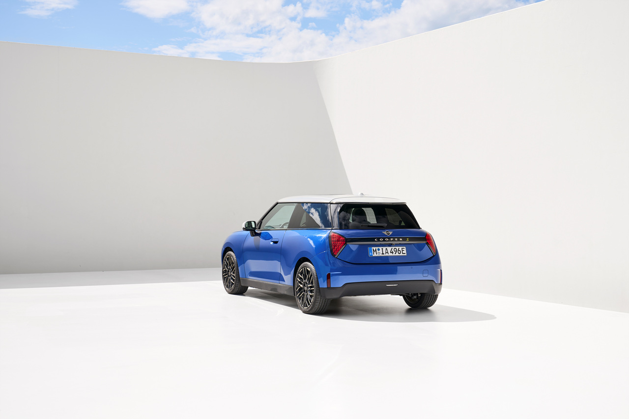 2025년식 미니 해치백 SE 모델 뒷면 외관 사진