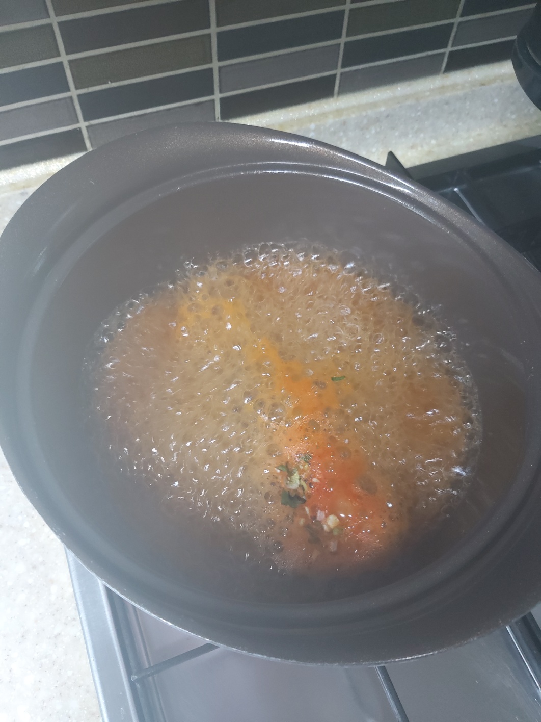 애터미 채식라면 끓이는중