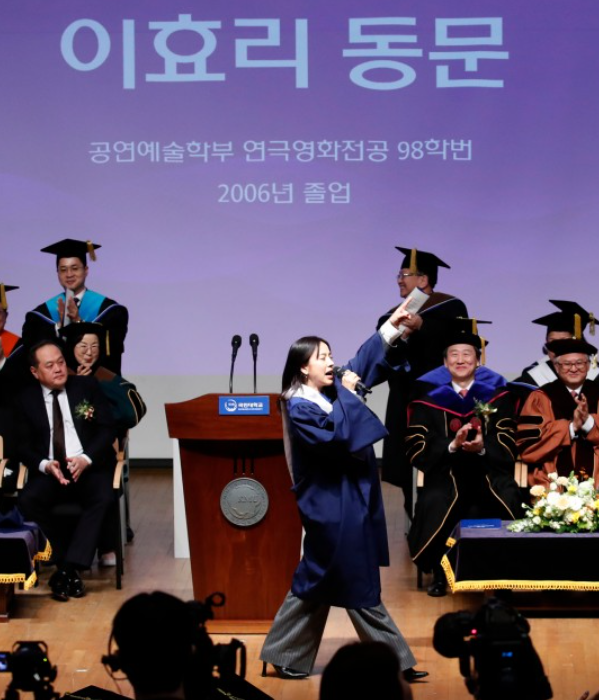 국민대 축사 후 이효리가 자신의 노래를 라이브로 부르고 있는 모습