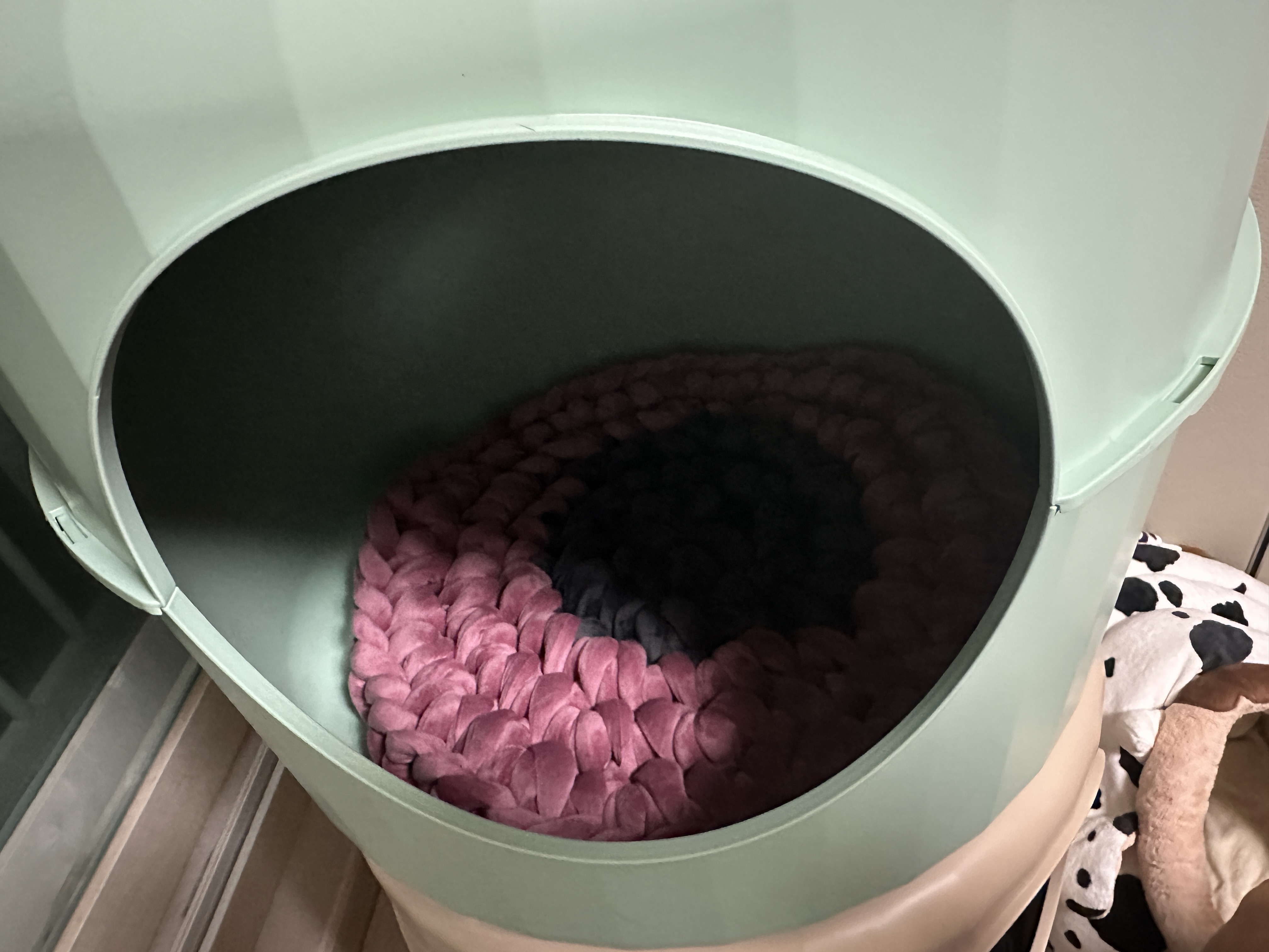 마카롱하우스_2층에_첫번째_원형방석_넣어주기