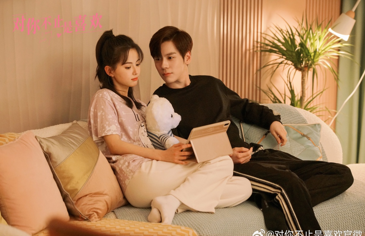 대니부지시희환-위철명과 황일영-소파에 앉아서 태블릿보고있는 모습