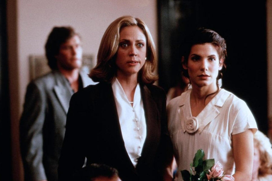 결혼식장에 나타난 피터의 진짜 약혹녀와 루시가 나란히 서서 피터를 바라보는 모습