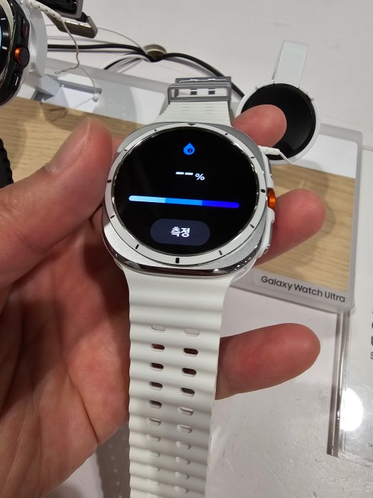 손에-들려있는-갤럭시워치-울트라
