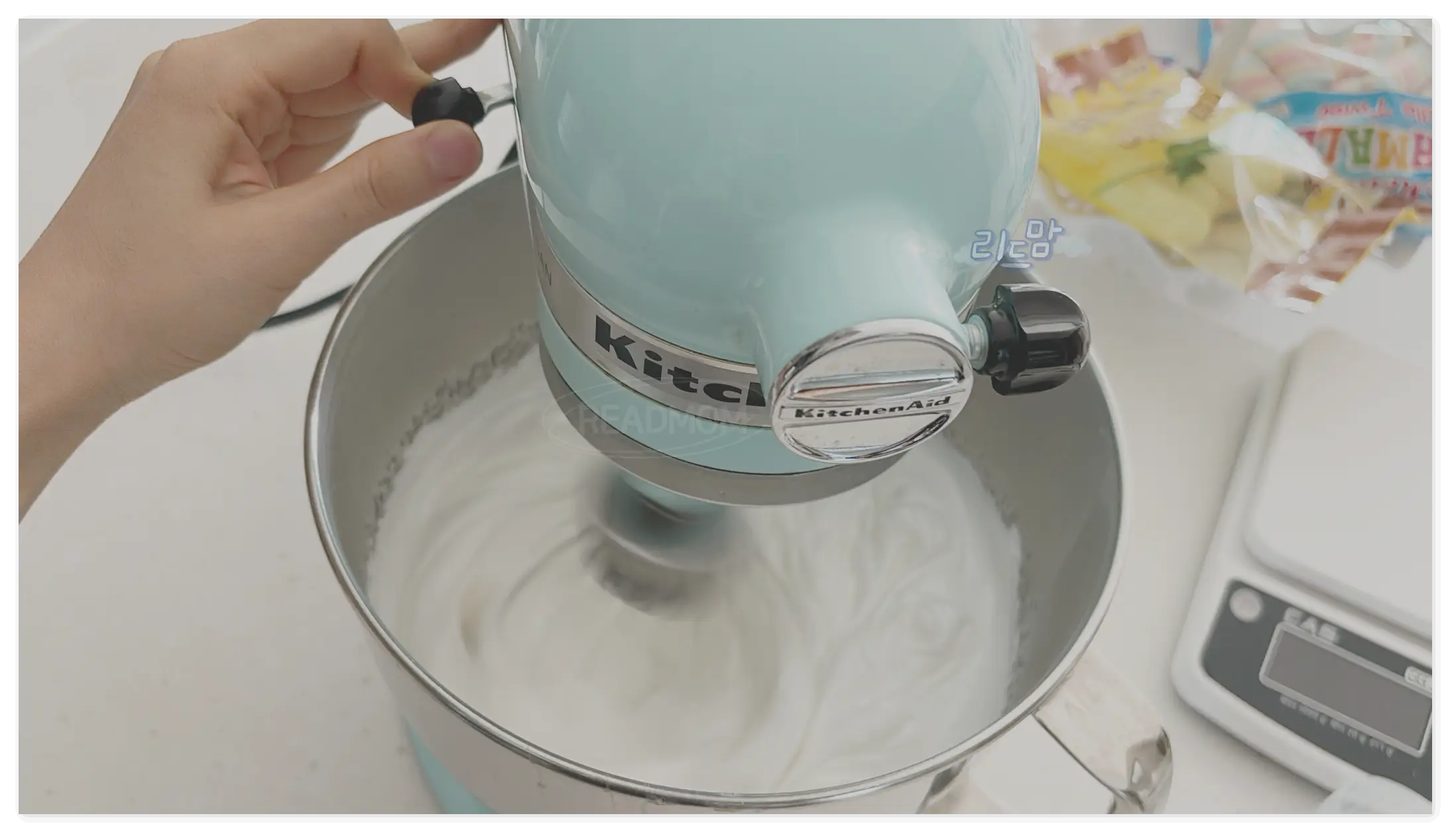머랭쿠키-계란 거품내기-키친에이드-하얀거품-저울