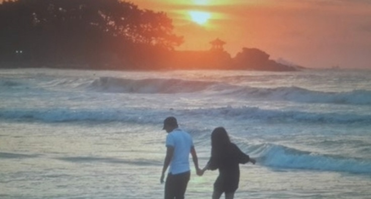 해질녘 바닷가를 걷는 남과여 이미지