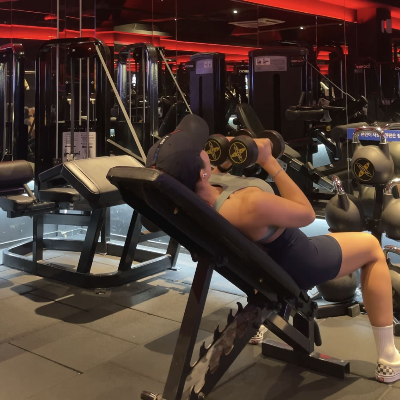 Women-Incline-Dumbel-Squeeze-Look