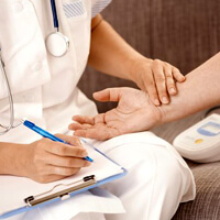 환자-건강검진을-하고-있는-의사-사진