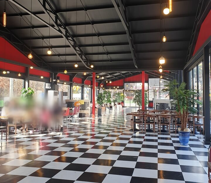 백운당제빵소의-내부는-화이트블랙-체커보드바닥과-블랙과-레드로-포인트를-주었다