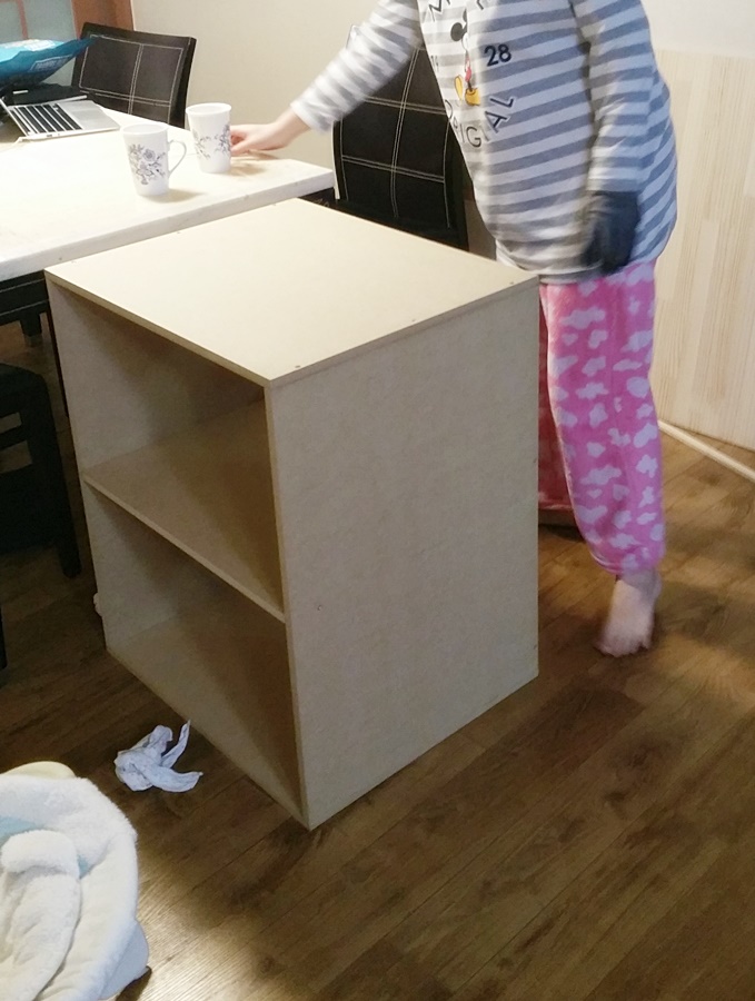 식탁과 높이를 맞춰서 직접 만들고있는 미루