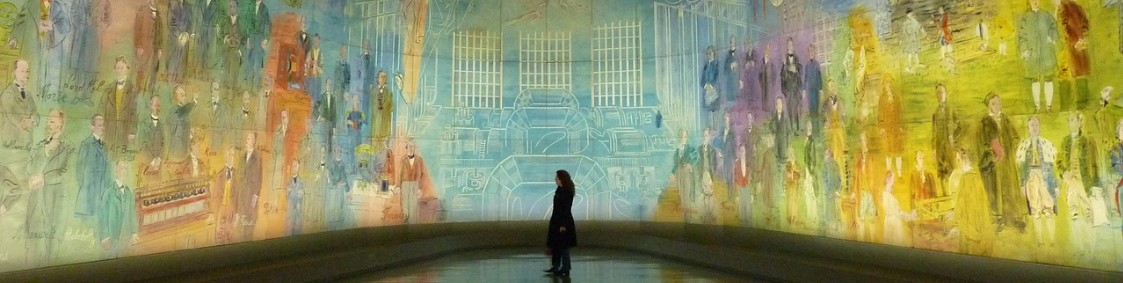 미술관에 커다란 그림이 전시되어 있고 한 여성이 작품을 감상하고 있는 그림