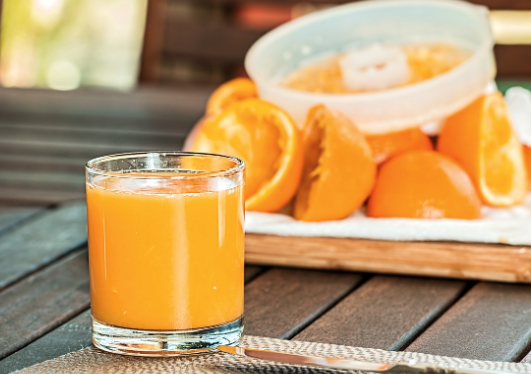 비타민 B9(엽산)이 풍부한 오렌지 주스