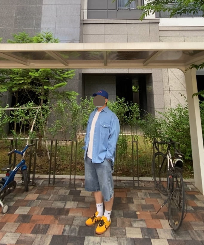 데일리룩('26. 5. 23.)윅 NEW YORK 빈티지 볼캡, 레테르코모 데님셔츠, 쿨탠다드 티셔츠, 디미트리블랙 버뮤다 데님 팬츠, 나이키 삭스, 컨버스 올스타 클래식 트레이너