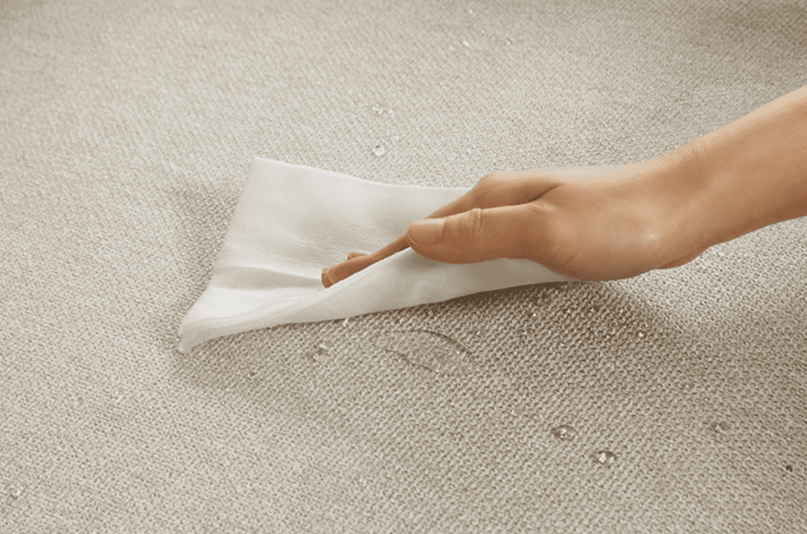 캄포 소파의 패브릭은 발수 처리가 되어 기능성 원단 이라 관리가 용이합니다.