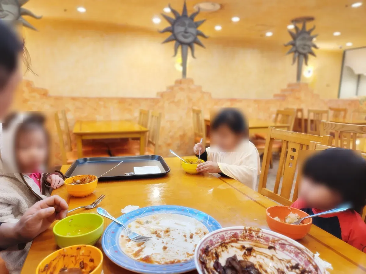 피에스타-레스토랑-다-먹고난-후-아이들