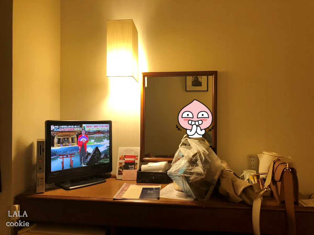 후쿠오카-텐진-가성비-숙소-추천-플라자호텔-후기-화장대-위의-티비