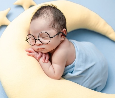안경낀 아기
