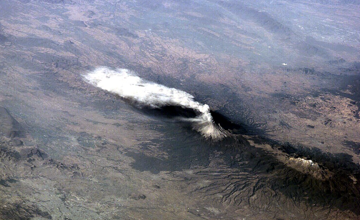 2001년 분화하는 화산의 사진