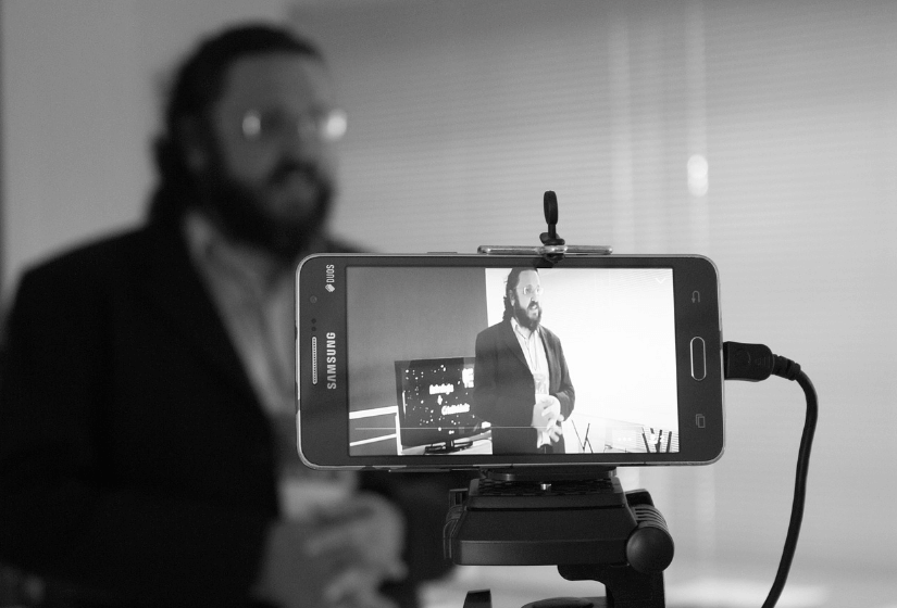 편린한 휴대폰 거치대