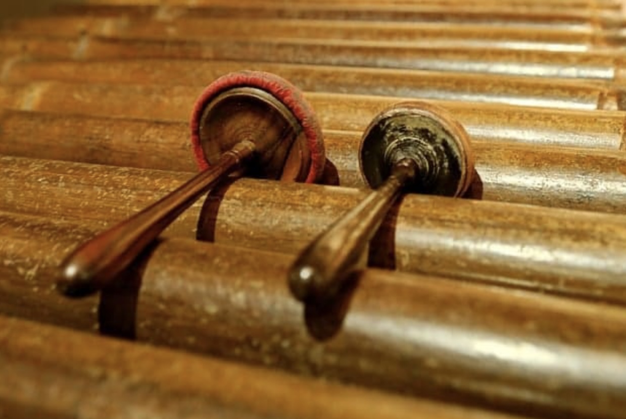 인도네시아의 전통 악기 갠드렘과 그 음악적 깊이